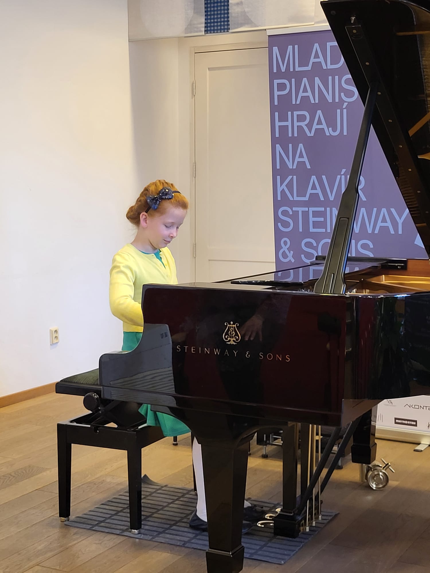 Mladí pianisté hraní na klavír Steinway